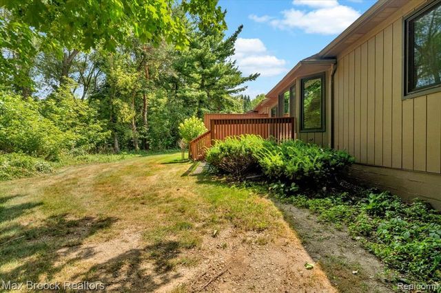 1032 Oak Pointe Drive, Waterford, MI 48327