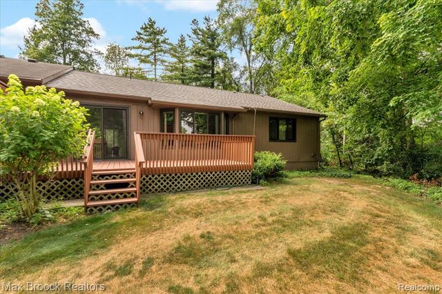 1032 Oak Pointe Drive, Waterford, MI 48327
