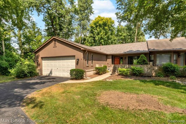 1032 Oak Pointe Drive, Waterford, MI 48327