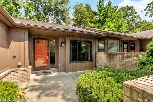 1032 Oak Pointe Drive, Waterford, MI 48327