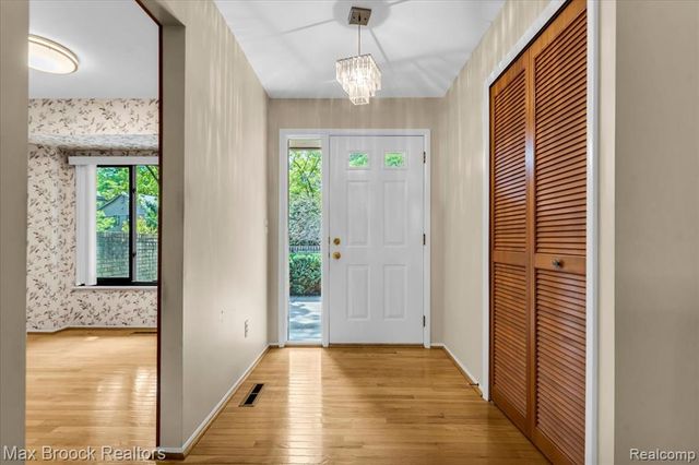 1032 Oak Pointe Drive, Waterford, MI 48327