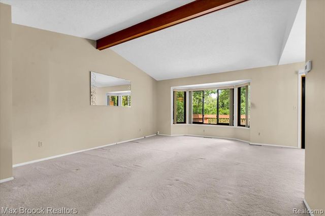 1032 Oak Pointe Drive, Waterford, MI 48327