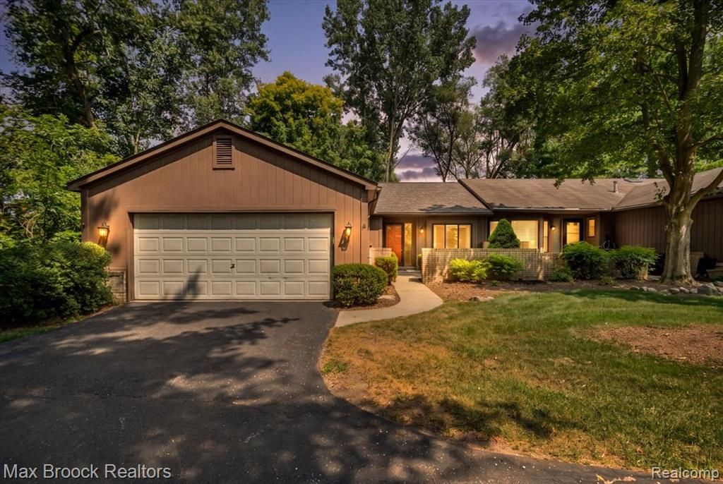 1032 Oak Pointe Drive, Waterford, MI 48327