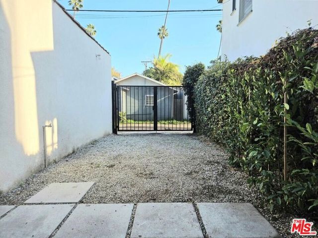 910 Victoria Avenue, Venice, CA 90291