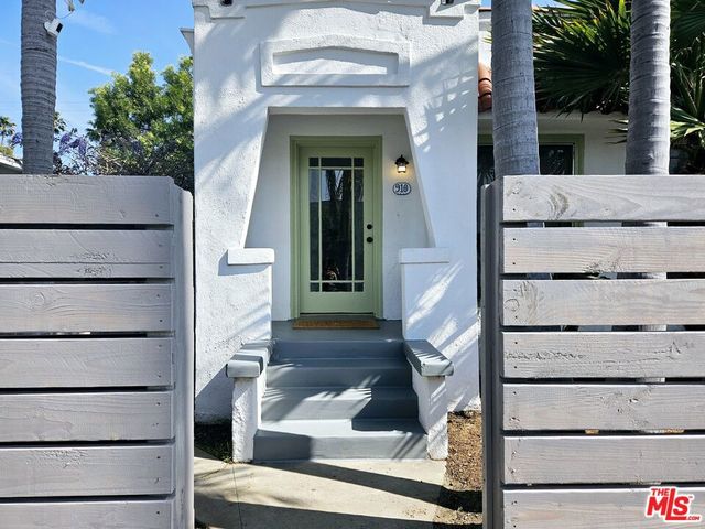 910 Victoria Avenue, Venice, CA 90291