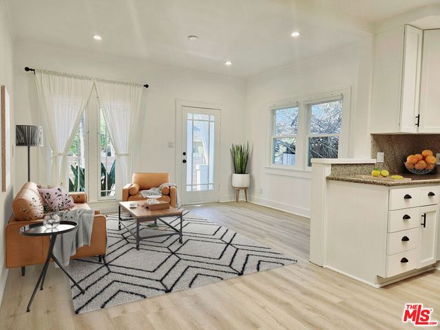 910 Victoria Avenue, Venice, CA 90291