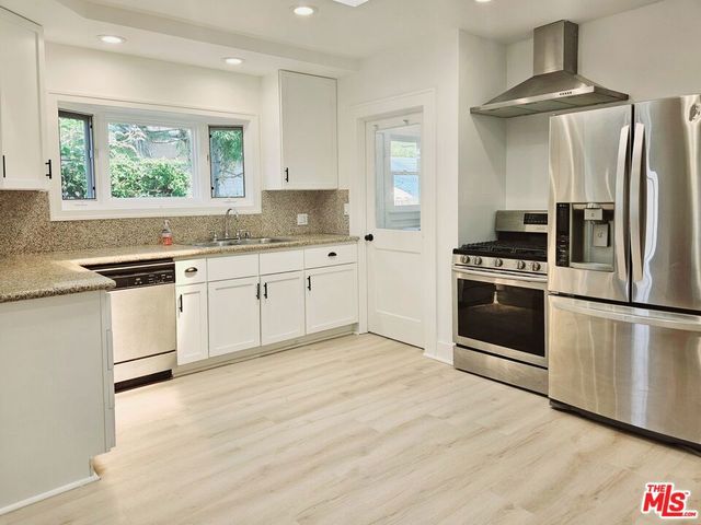 910 Victoria Avenue, Venice, CA 90291