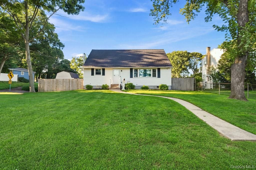 731 Muncey Road, West Islip, NY 11795 — photo 2