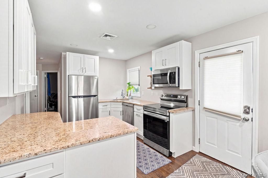 731 Muncey Road, West Islip, NY 11795 — photo 4