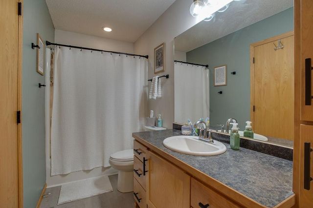 1087 Parkway Lane, West Fargo, ND 58078