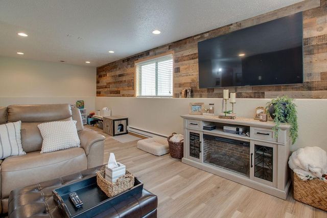 1087 Parkway Lane, West Fargo, ND 58078