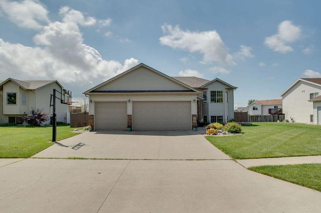 1087 Parkway Lane, West Fargo, ND 58078