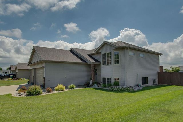 1087 Parkway Lane, West Fargo, ND 58078