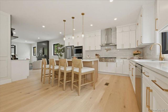 24 Middle Lane, Westbury, NY 11590