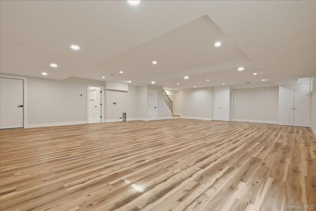 24 Middle Lane, Westbury, NY 11590