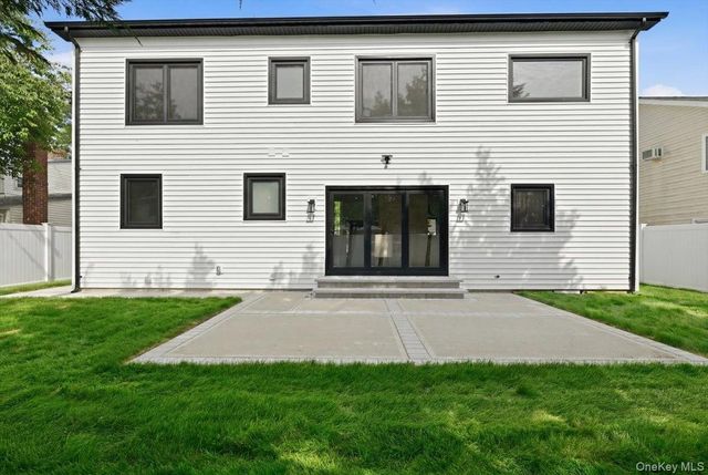 24 Middle Lane, Westbury, NY 11590