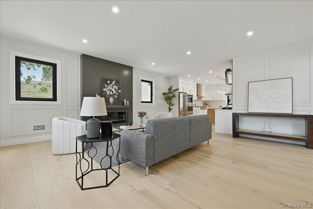 24 Middle Lane, Westbury, NY 11590