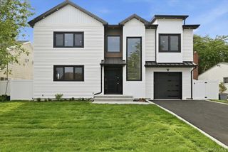 24 Middle Lane, Westbury, NY 11590