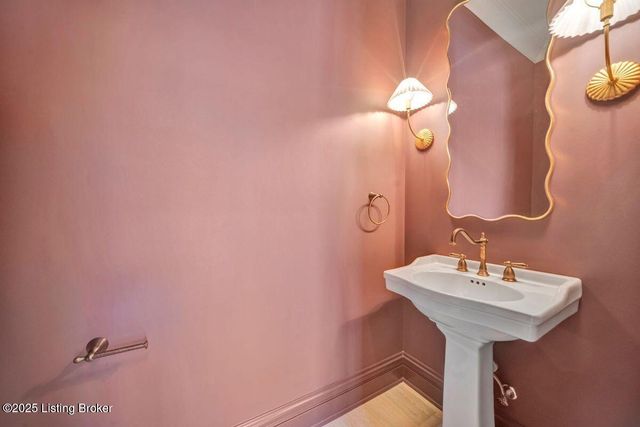 905 S Sherrin Ave, Louisville, KY 40207