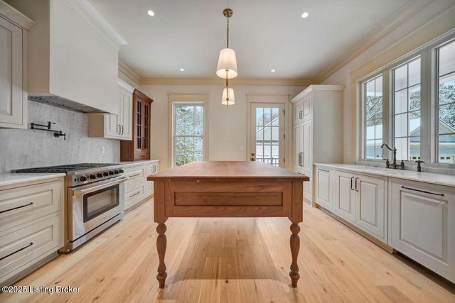 905 S Sherrin Ave, Louisville, KY 40207