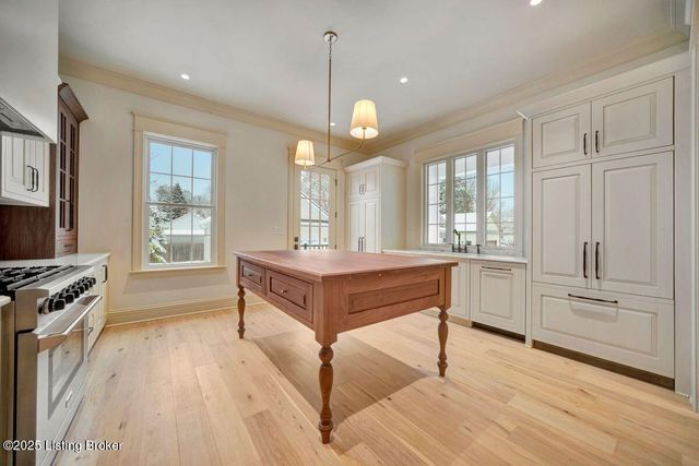 905 S Sherrin Ave, Louisville, KY 40207