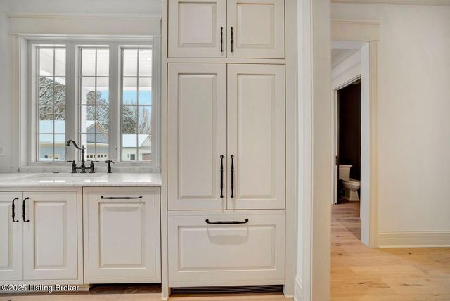 905 S Sherrin Ave, Louisville, KY 40207