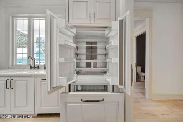 905 S Sherrin Ave, Louisville, KY 40207