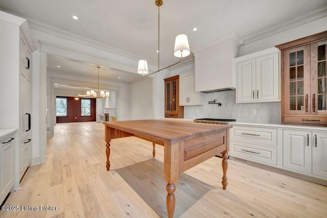 905 S Sherrin Ave, Louisville, KY 40207