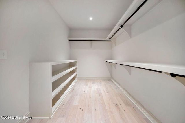 905 S Sherrin Ave, Louisville, KY 40207