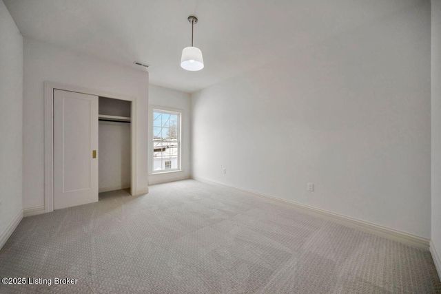 905 S Sherrin Ave, Louisville, KY 40207