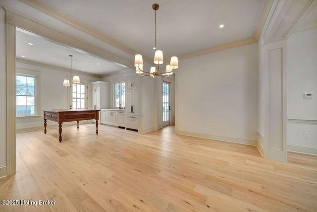 905 S Sherrin Ave, Louisville, KY 40207