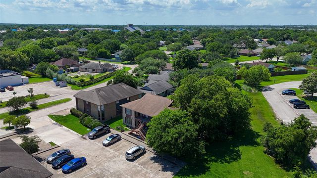 4021 Briar Hollow Drive, Dickinson, TX 77539