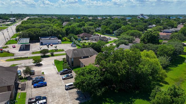 4021 Briar Hollow Drive, Dickinson, TX 77539