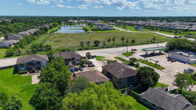 4021 Briar Hollow Drive, Dickinson, TX 77539