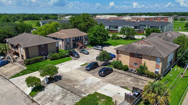 4021 Briar Hollow Drive, Dickinson, TX 77539