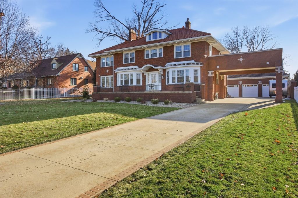 2249 Grande Avenue SE, Cedar Rapids, IA 52403