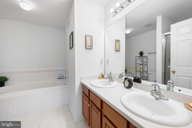 16 FARMINGTON CT, Bordentown, NJ 08505