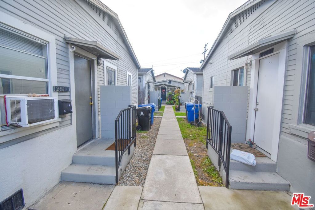 Image 3 of property listing at 206 E Avenue 40, Los Angeles, CA 90031