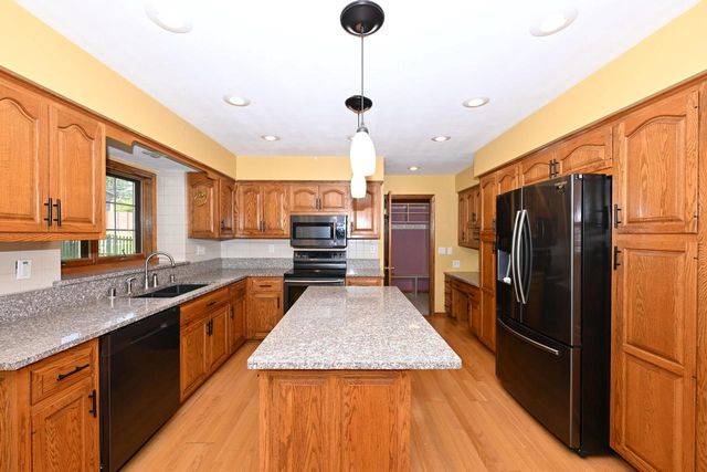 822 S Comanche LANE, Waukesha, WI 53188