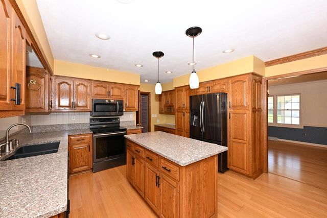 822 S Comanche LANE, Waukesha, WI 53188