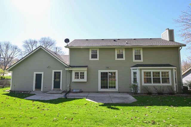 822 S Comanche LANE, Waukesha, WI 53188