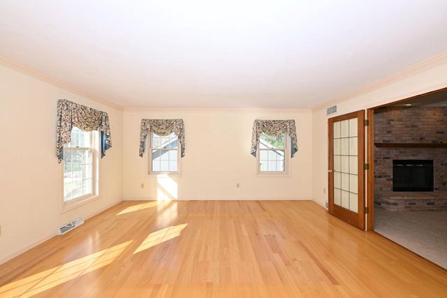 822 S Comanche LANE, Waukesha, WI 53188