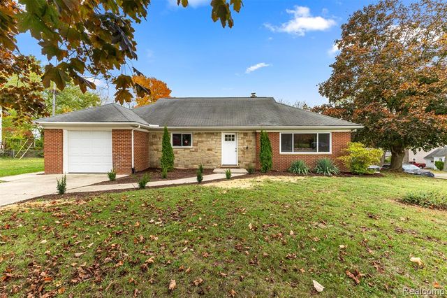 633 S Pontiac Trail, Walled Lake, MI 48390