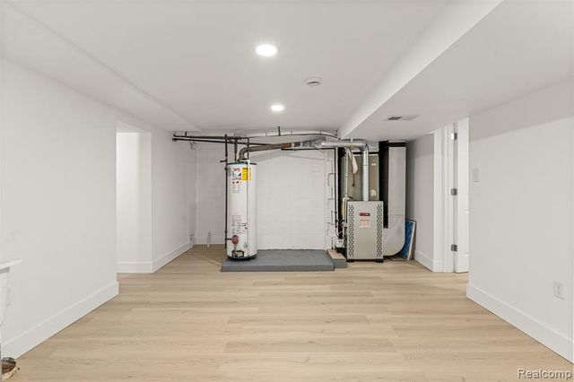 633 S Pontiac Trail, Walled Lake, MI 48390