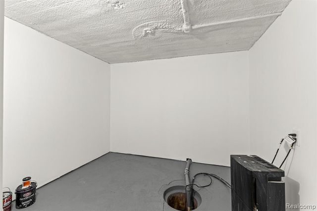 633 S Pontiac Trail, Walled Lake, MI 48390