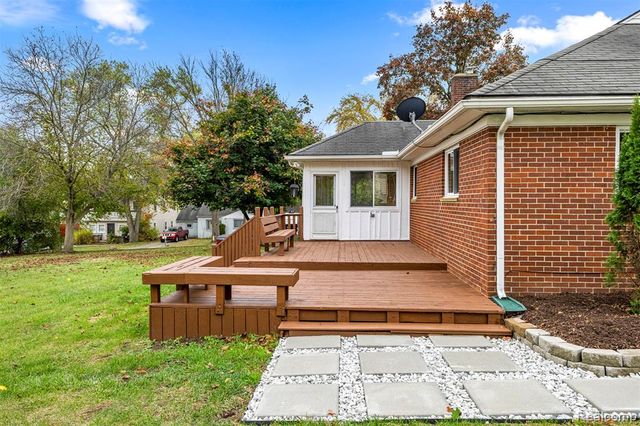 633 S Pontiac Trail, Walled Lake, MI 48390