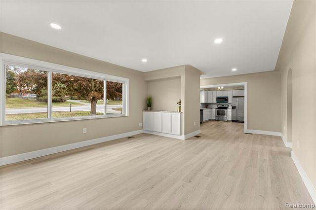 633 S Pontiac Trail, Walled Lake, MI 48390