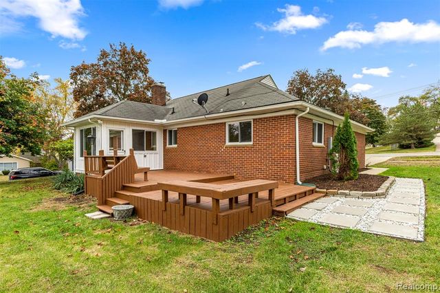 633 S Pontiac Trail, Walled Lake, MI 48390