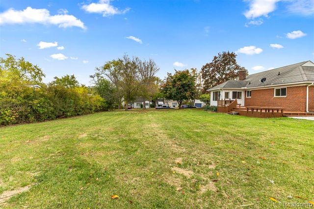 633 S Pontiac Trail, Walled Lake, MI 48390