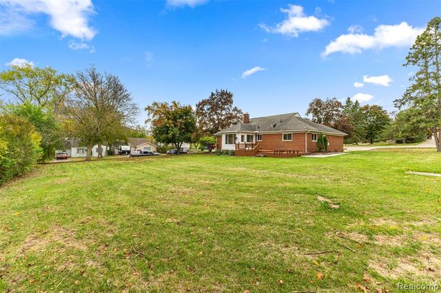 633 S Pontiac Trail, Walled Lake, MI 48390